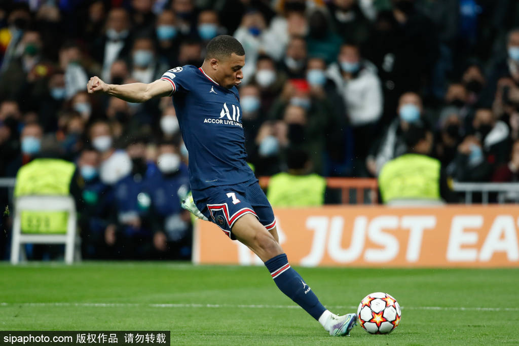 跟队：米兰双雄在为新球场找命名商，目标带来每年超2000万欧收入（队记：米兰双雄为新球场寻冠名合作，目标年收逾2000万欧元）