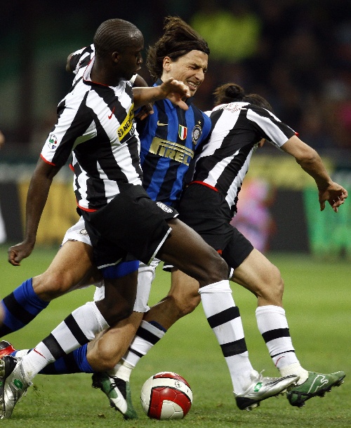 意媒：国米想引进一名年轻中卫，目前共有3个目标（意媒：国米寻求签下年轻中卫，三名候选在列）