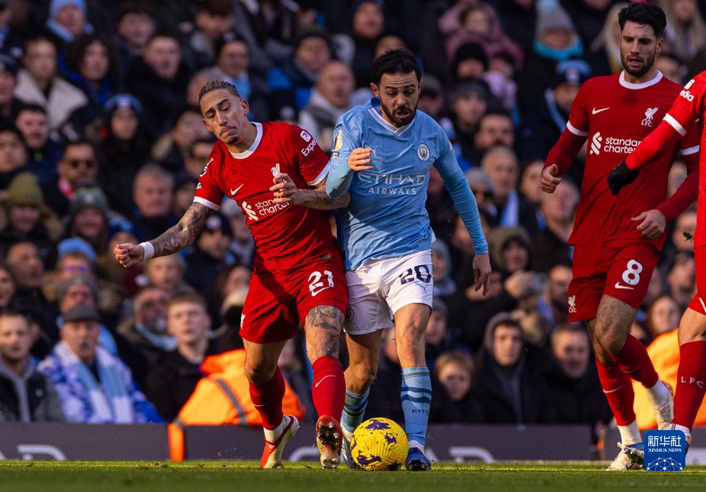 山东男篮激烈对决青岛男篮，裁判控场不足引发热议，球员受伤成焦点。（山东与青岛男篮上演恶战，裁判控场不力惹争议，球员受伤成焦点）